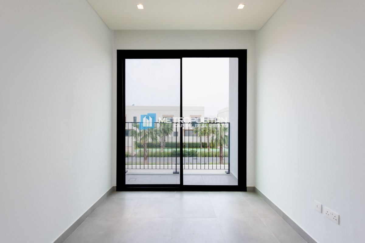 Corner 4BR+M I Vacant I Partial Golf Course View photo-6