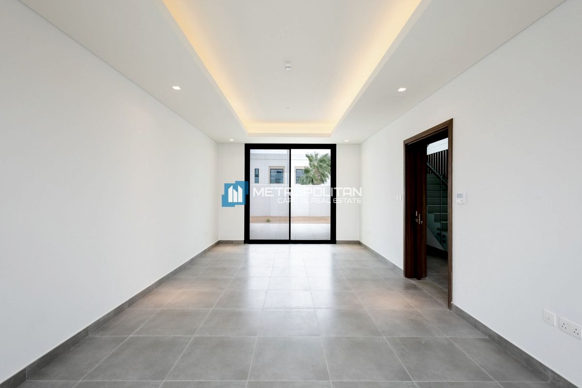 Corner 4BR+M I Vacant I Partial Golf Course View photo-11