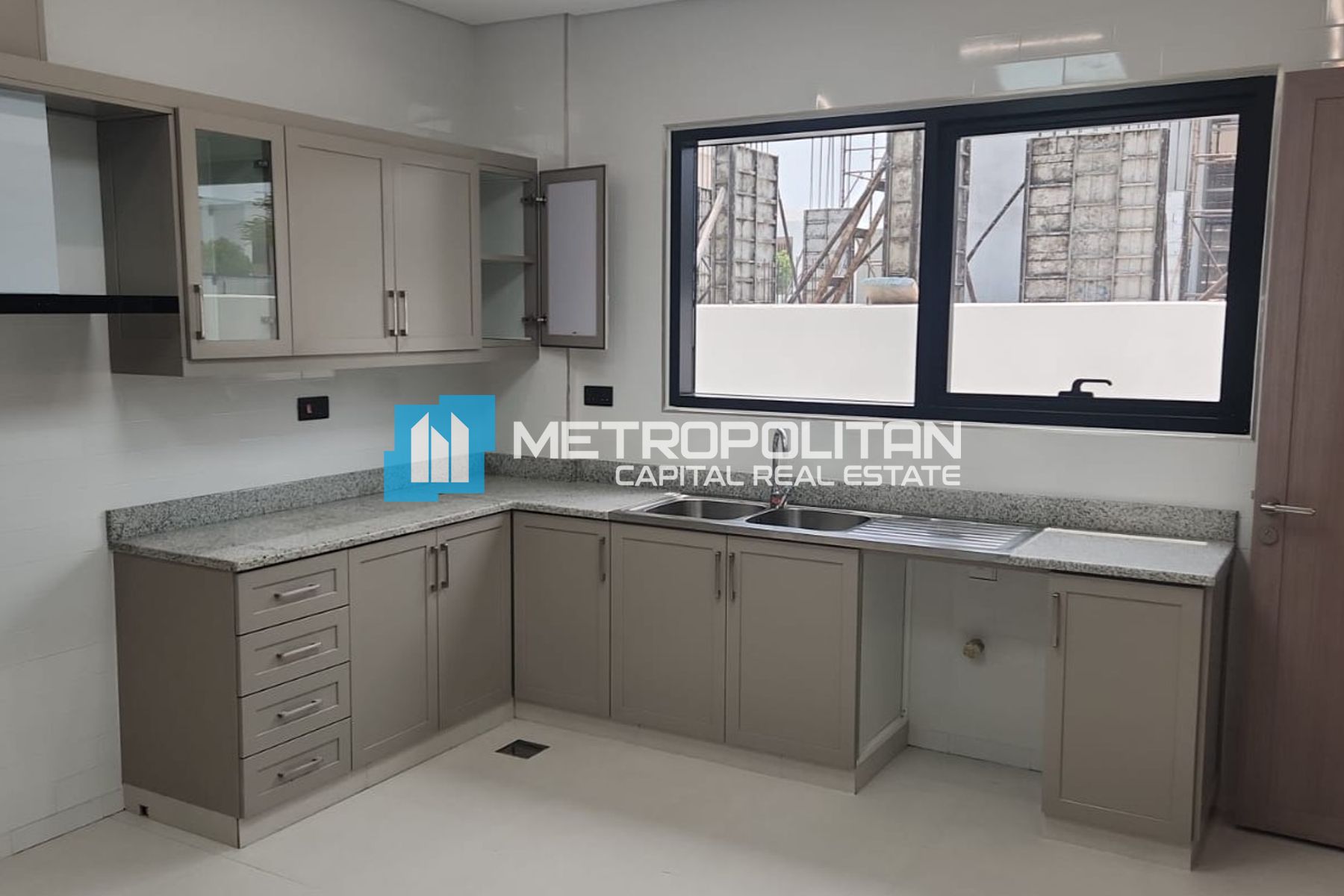 Massive 5BR | Premium Living | Maids and Drivers photo-3
