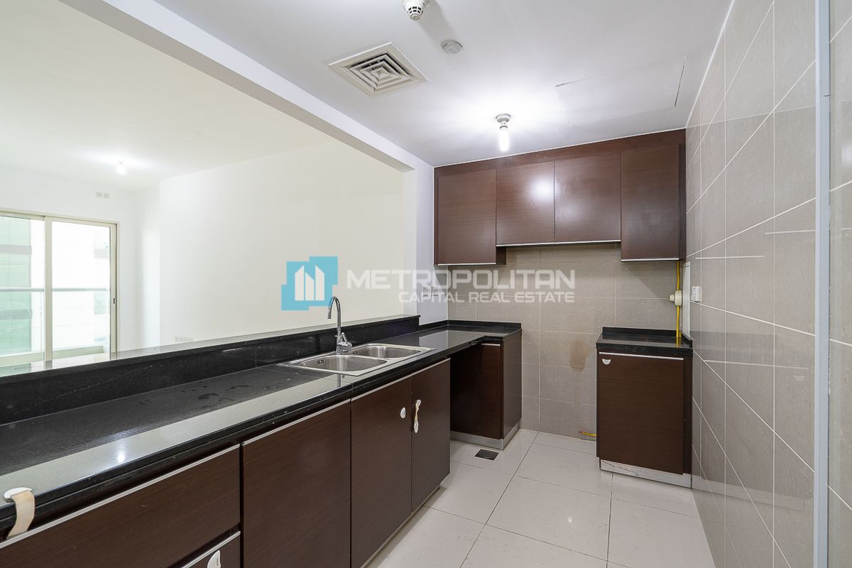 Furnished | Resale 1BR+Balcony | Community Pool photo-5