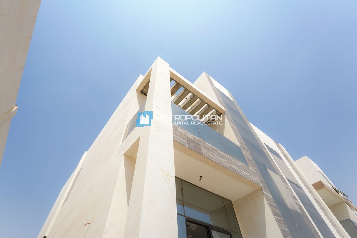 Next to Corner |Single Row 8BR |Close to Amenities photo-0