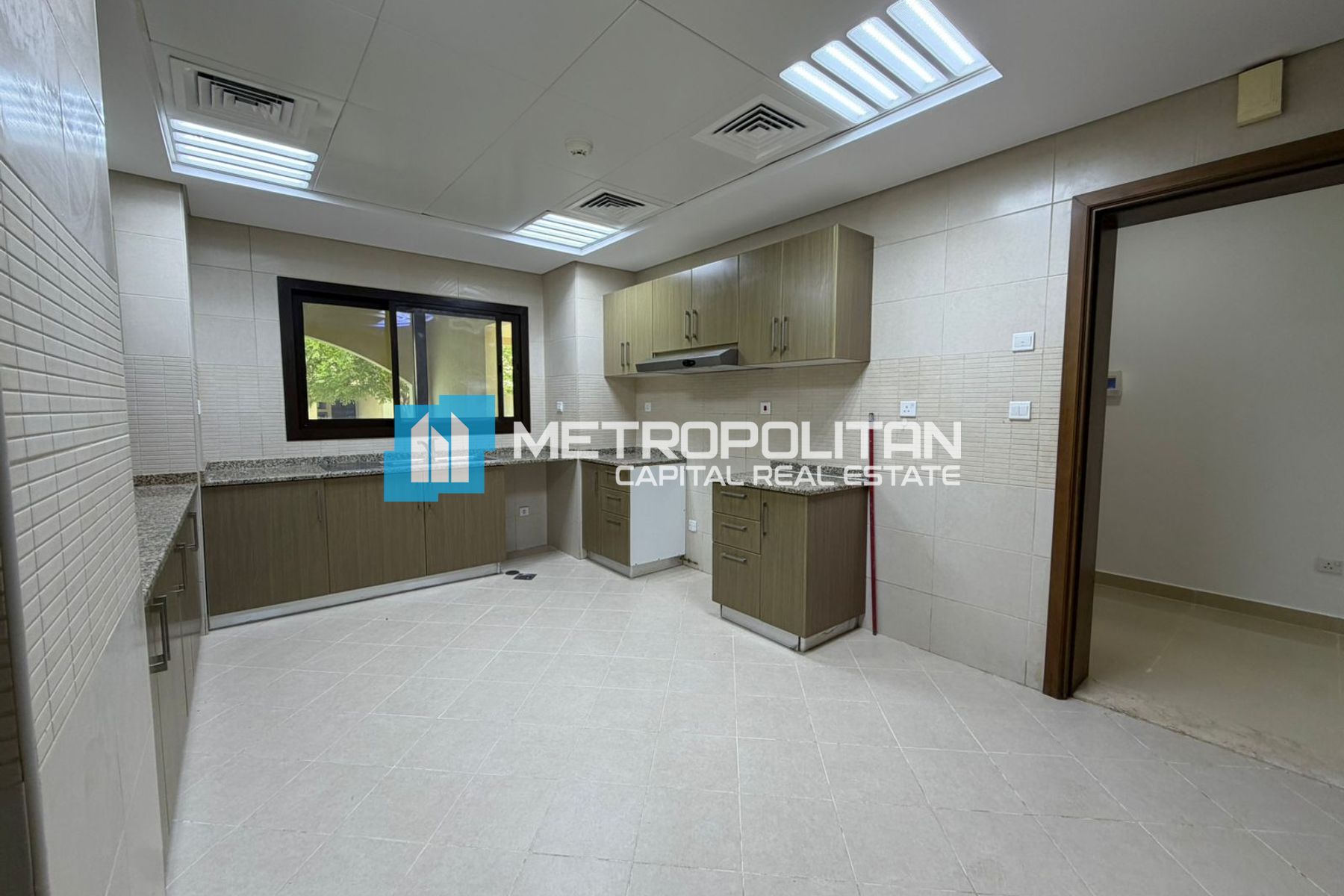 Ready To Move | Private Parking | Well Maintained photo-14