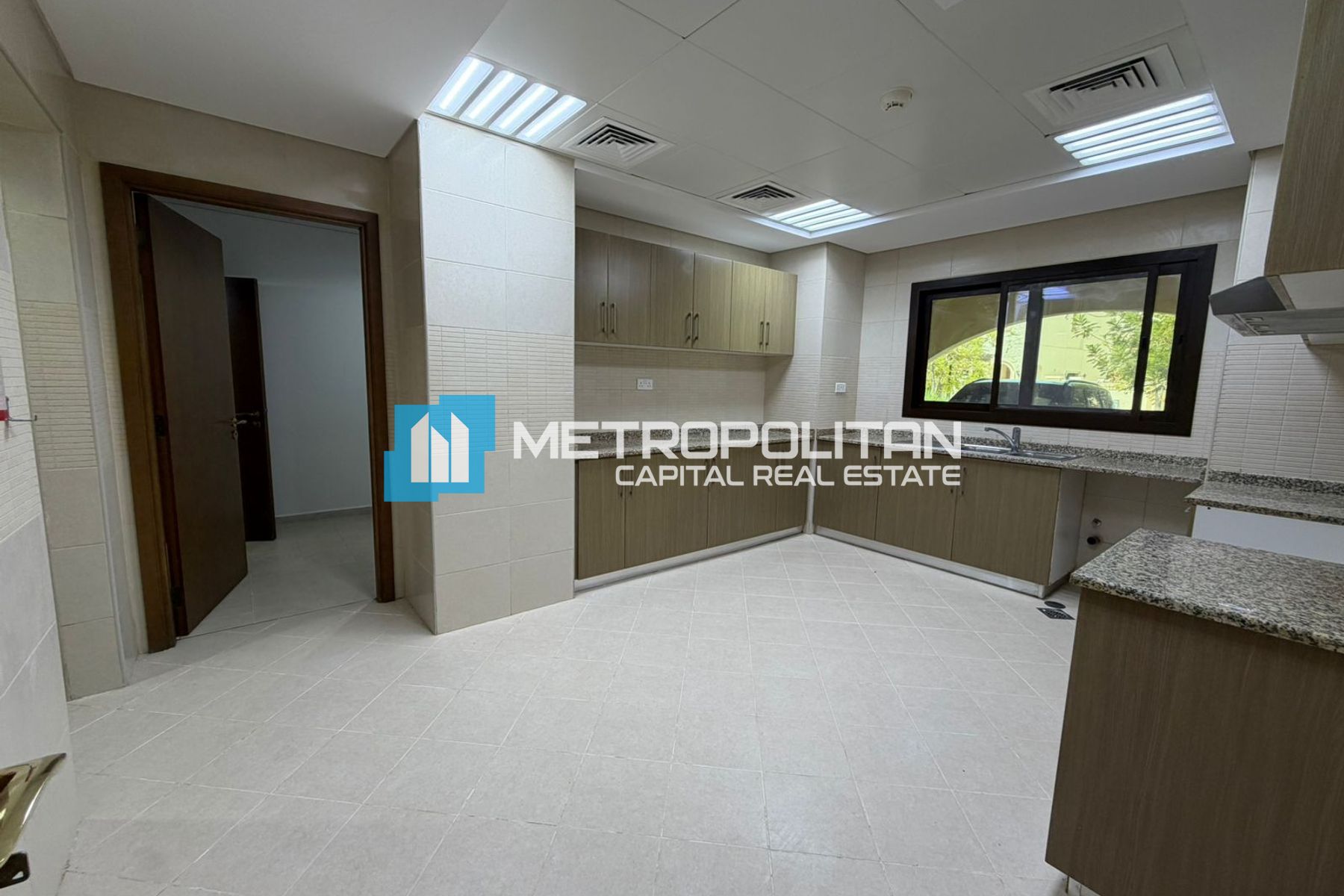 Ready To Move | Private Parking | Well Maintained photo-15